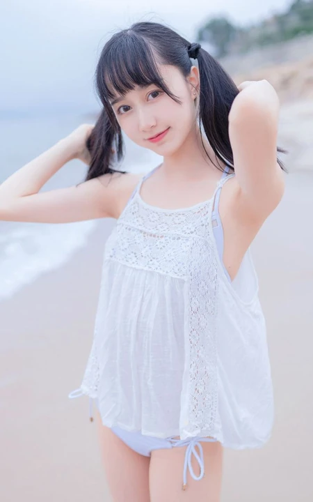 夏日海边穿着清凉的双马尾辫软可爱女生唯美清新写真图片