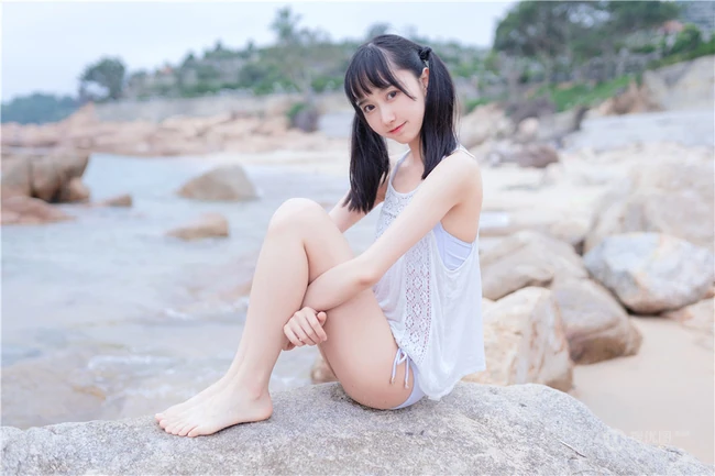 夏日海边穿着清凉的双马尾辫软可爱女生唯美清新写真图片