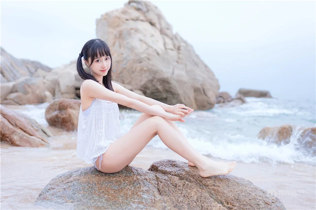 夏日海边穿着清凉的双马尾辫软可爱女生唯美清新写真图片