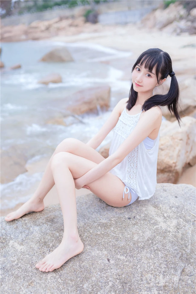 夏日海边穿着清凉的双马尾辫软可爱女生唯美清新写真图片