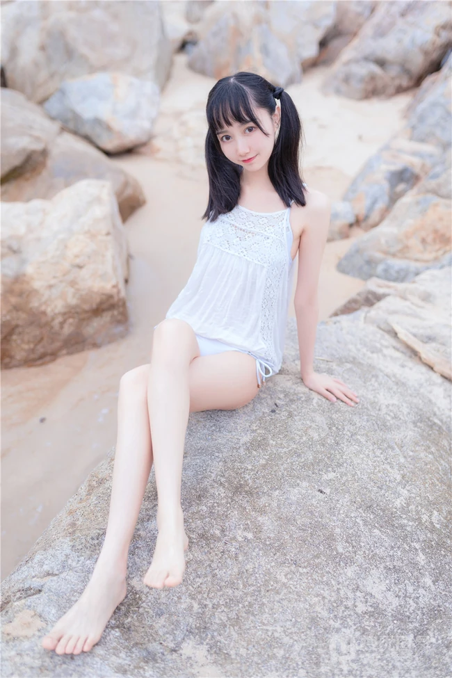 夏日海边穿着清凉的双马尾辫软可爱女生唯美清新写真图片