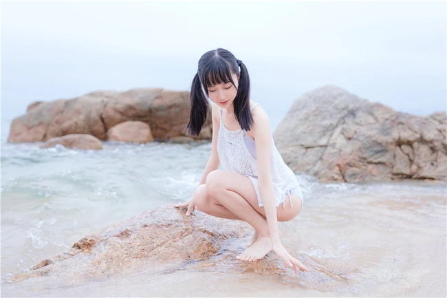 夏日海边穿着清凉的双马尾辫软可爱女生唯美清新写真图片