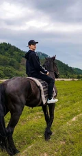 吴磊休闲运动装扮骑马图片