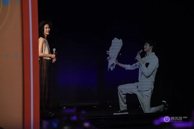 台湾演员罗宏正向酒窝女生钟瑶下跪求婚图片