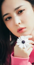 古力娜扎手拿雏菊花朵温婉恬静休闲装写真图片