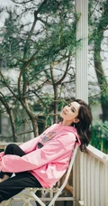 古力娜扎手拿雏菊花朵温婉恬静休闲装写真图片
