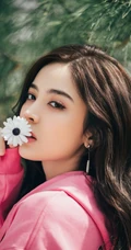 古力娜扎手拿雏菊花朵温婉恬静休闲装写真图片