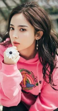 古力娜扎手拿雏菊花朵温婉恬静休闲装写真图片