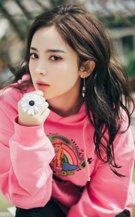 古力娜扎手拿雏菊花朵温婉恬静休闲装写真图片