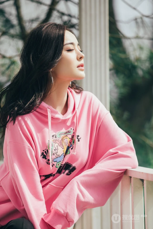 古力娜扎手拿雏菊花朵温婉恬静休闲装写真图片