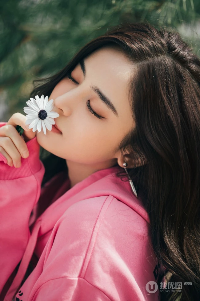 古力娜扎手拿雏菊花朵温婉恬静休闲装写真图片