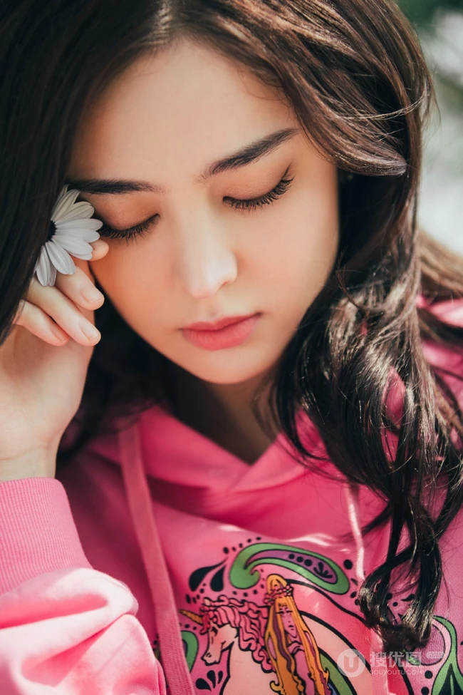 古力娜扎手拿雏菊花朵温婉恬静休闲装写真图片