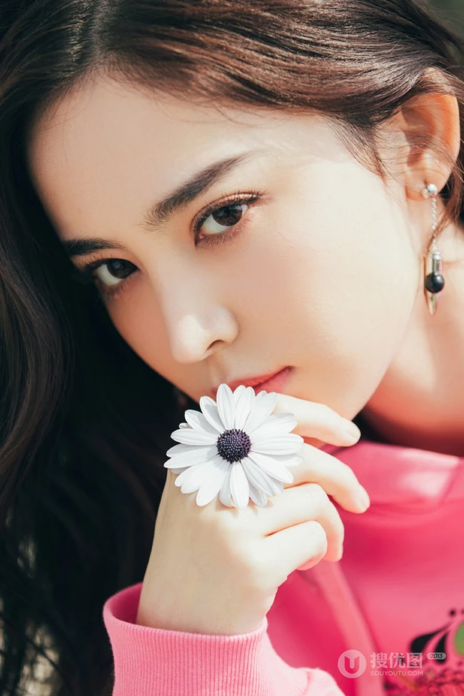 古力娜扎手拿雏菊花朵温婉恬静休闲装写真图片