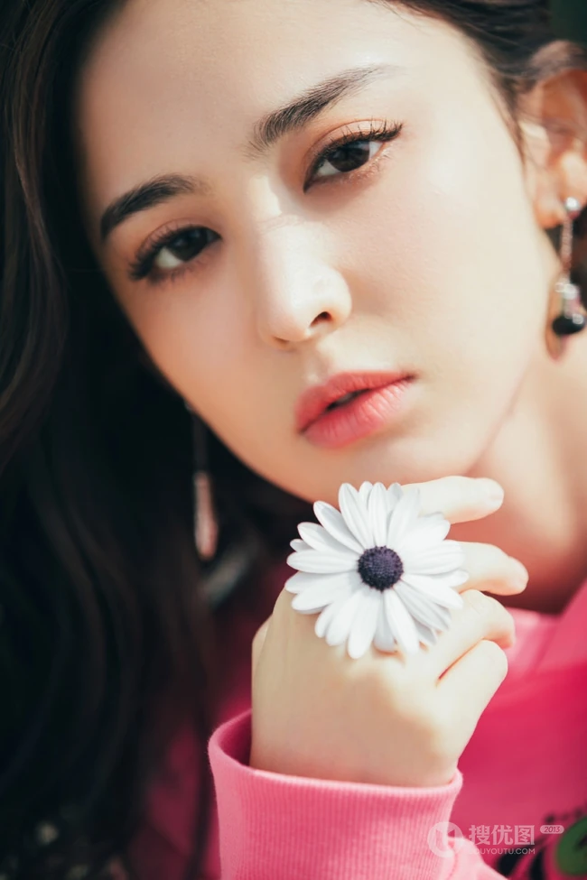 古力娜扎手拿雏菊花朵温婉恬静休闲装写真图片