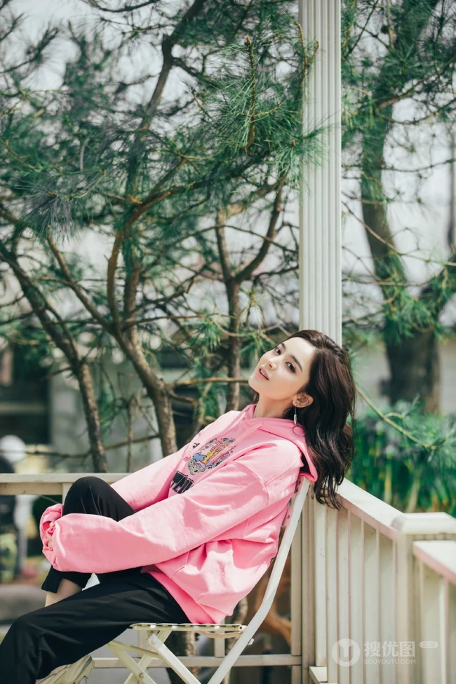 古力娜扎手拿雏菊花朵温婉恬静休闲装写真图片