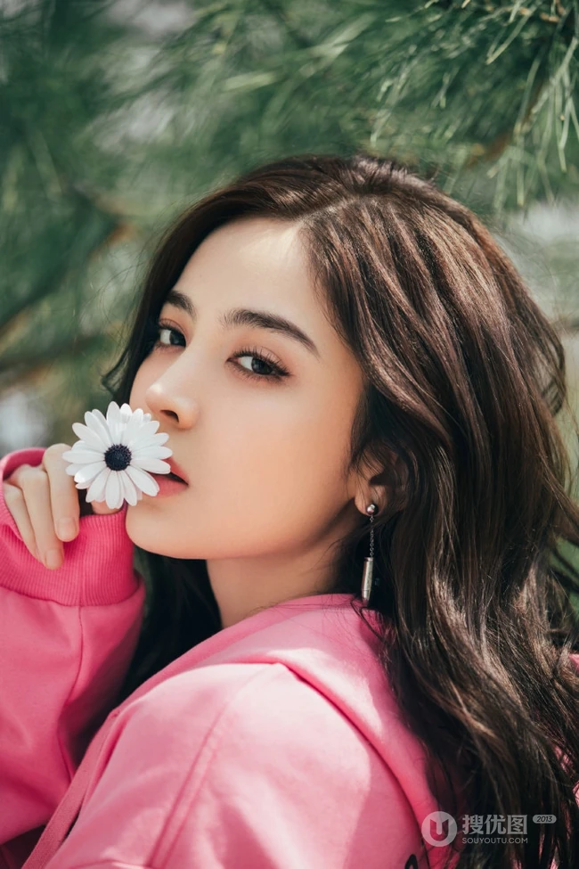 古力娜扎手拿雏菊花朵温婉恬静休闲装写真图片