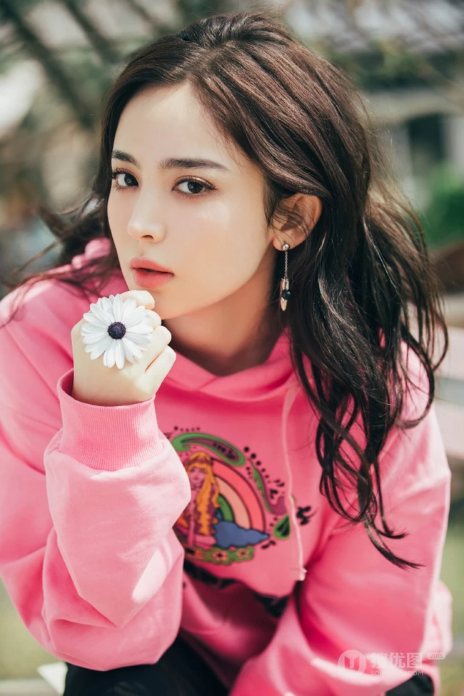 古力娜扎手拿雏菊花朵温婉恬静休闲装写真图片