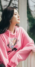 古力娜扎手拿雏菊花朵温婉恬静休闲装写真图片