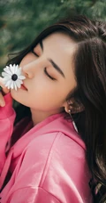 古力娜扎手拿雏菊花朵温婉恬静休闲装写真图片