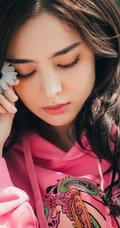 古力娜扎手拿雏菊花朵温婉恬静休闲装写真图片