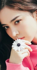 古力娜扎手拿雏菊花朵温婉恬静休闲装写真图片