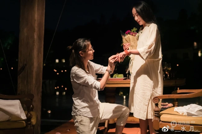 杨丽萍徒弟水月晒与同性爱人完婚图片