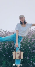 刘雯用x50pro手机拍摄漫步紫色花海图片