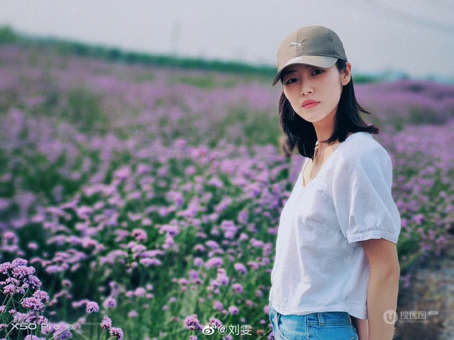 刘雯用x50pro手机拍摄漫步紫色花海图片