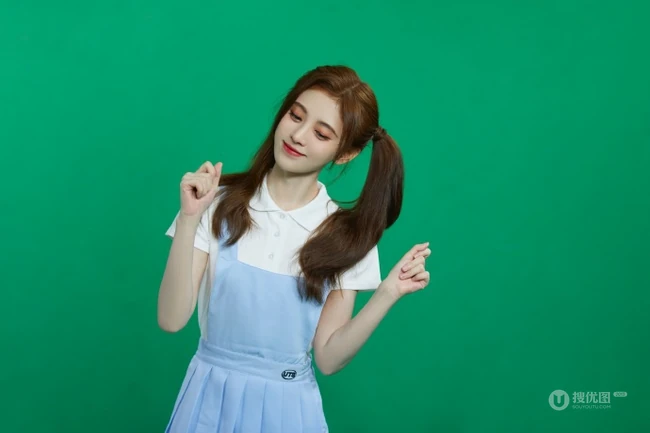 鞠婧祎拍摄儿童节主题可爱花絮图片