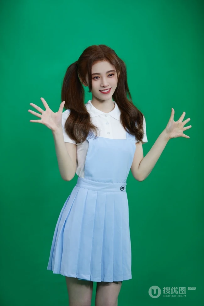 鞠婧祎拍摄儿童节主题可爱花絮图片