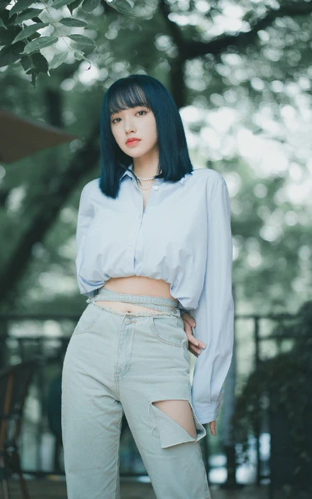 程潇在树荫下拍摄的一组超美写真图片