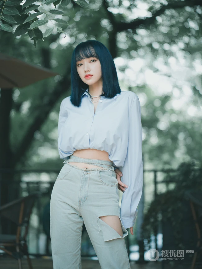 程潇在树荫下拍摄的一组超美写真图片