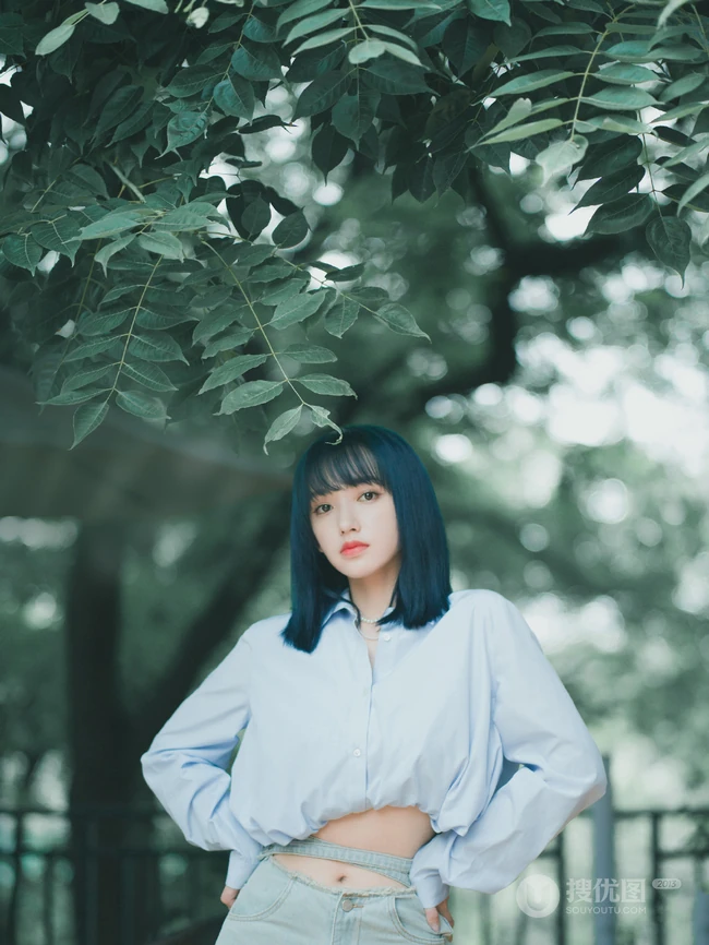 程潇在树荫下拍摄的一组超美写真图片