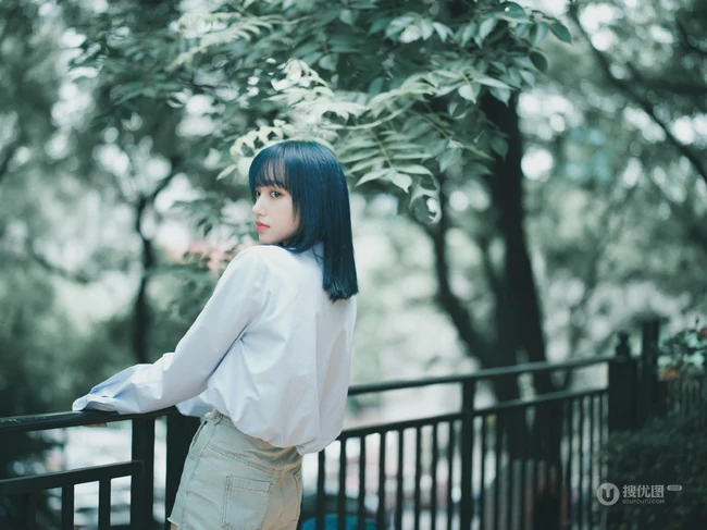程潇在树荫下拍摄的一组超美写真图片