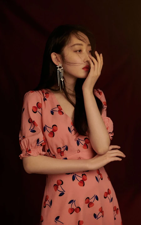 蒋梦婕气质温柔粉色水果裙写真图片