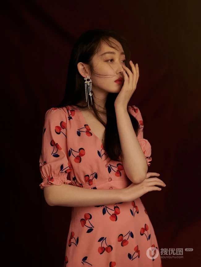 蒋梦婕气质温柔粉色水果裙写真图片