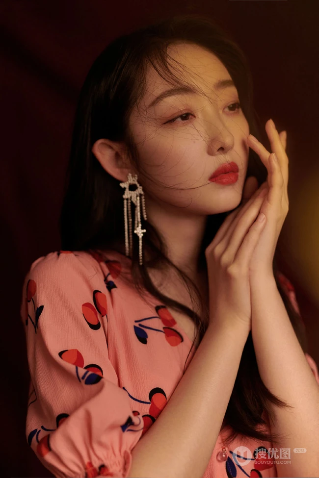 蒋梦婕气质温柔粉色水果裙写真图片
