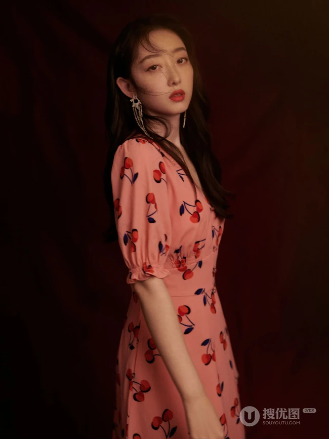 蒋梦婕气质温柔粉色水果裙写真图片