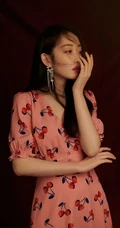 蒋梦婕气质温柔粉色水果裙写真图片