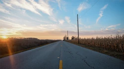 那些在高原或荒漠之间笔直的公路景色壁纸图片