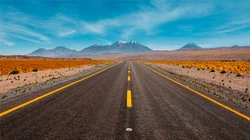 那些在高原或荒漠之间笔直的公路景色壁纸图片