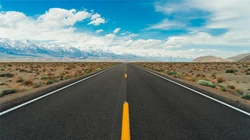 那些在高原或荒漠之间笔直的公路景色壁纸图片