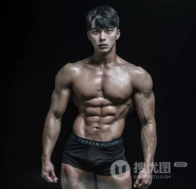 八块腹肌很明显，冷酷霸气的韩国肌肉男图片
