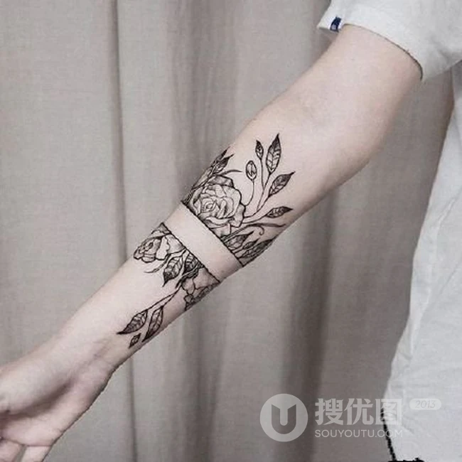 花卉手环纹身，环绕男生手臂的几款素花手环纹身图案欣赏 第1张