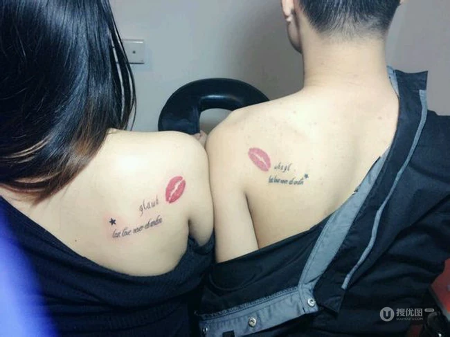 男女恩爱字母纹身小图案，拥抱在一起的情侣纹身图片 第4张