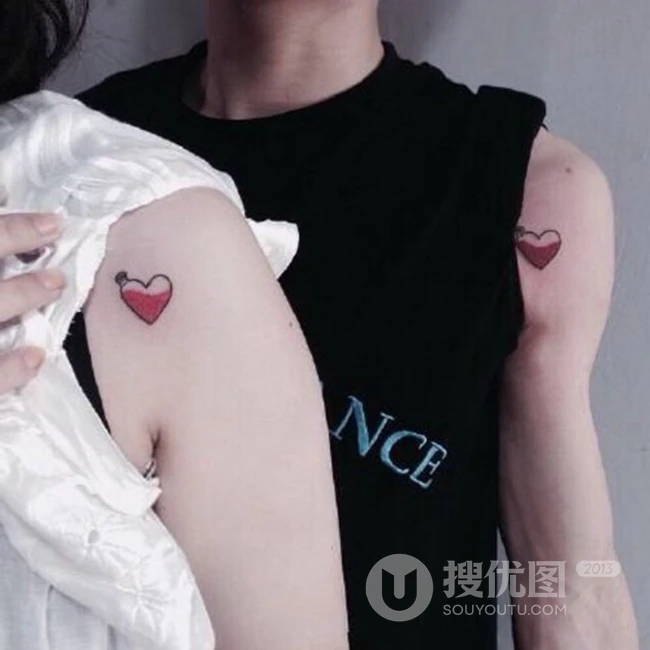 男女恩爱字母纹身小图案，拥抱在一起的情侣纹身图片 第3张