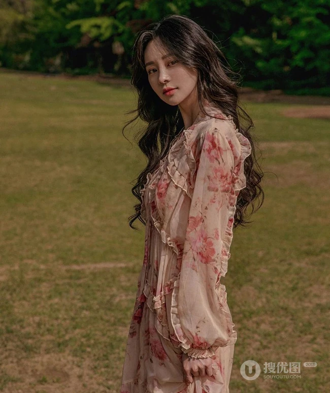 2020最洋气的减龄发型，长发波浪卷发型女生图片欣赏 第9张