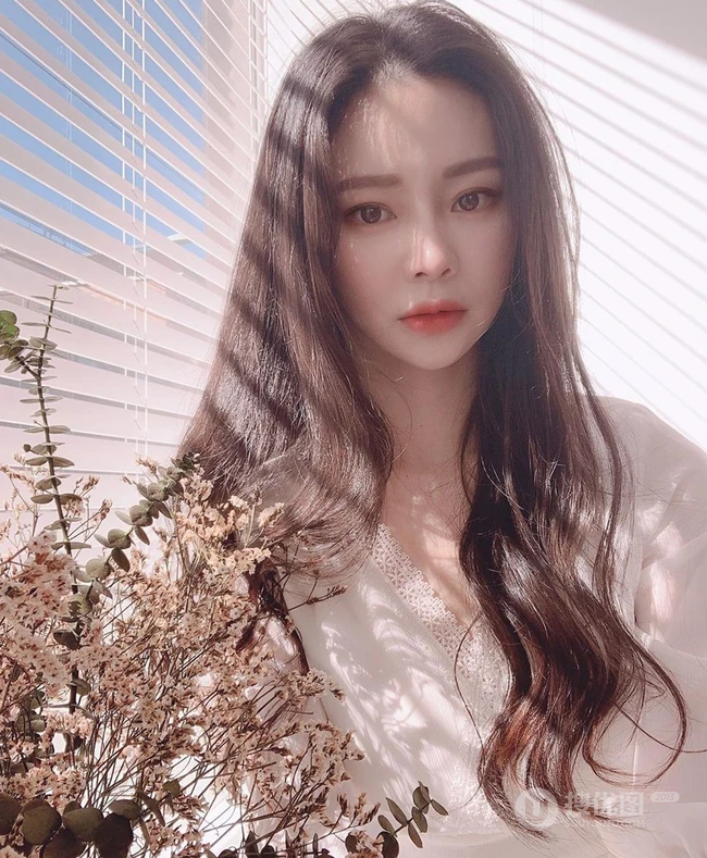 2020最洋气的减龄发型，长发波浪卷发型女生图片欣赏 第14张