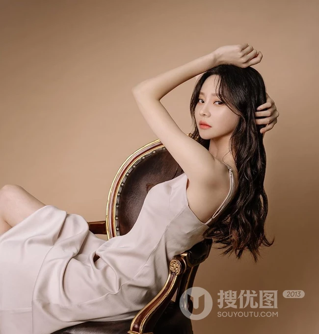 2020最洋气的减龄发型，长发波浪卷发型女生图片欣赏 第6张