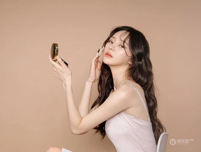 2020最洋气的减龄发型，长发波浪卷发型女生图片欣赏 第2张